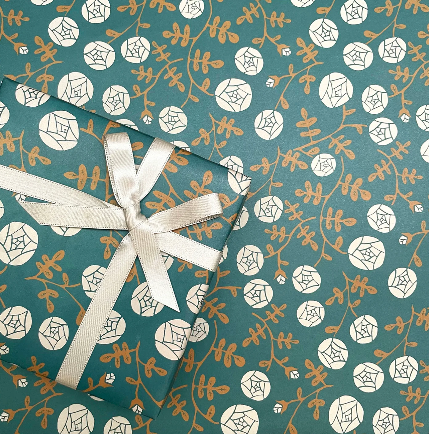 White Rose Pattern Wrapping Paper · Regaro Papiro