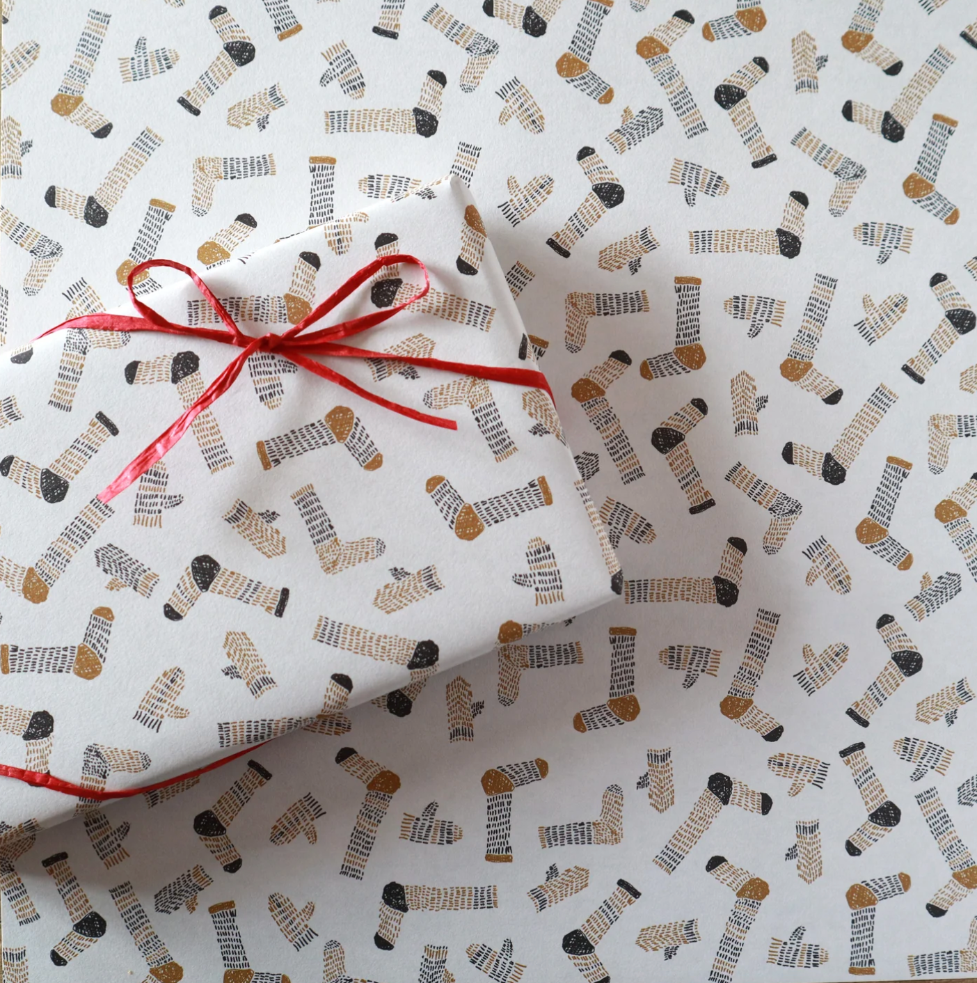 Socks and Mittens Pattern Wrapping Paper · Regaro Papiro