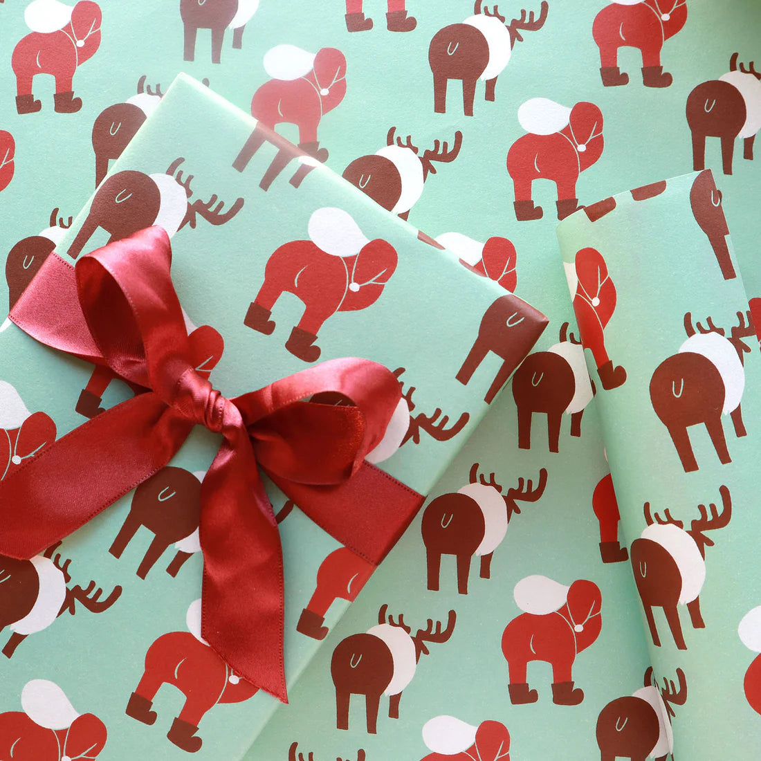 Santa and Reindeer Pattern Wrapping Paper · Regaro Papiro