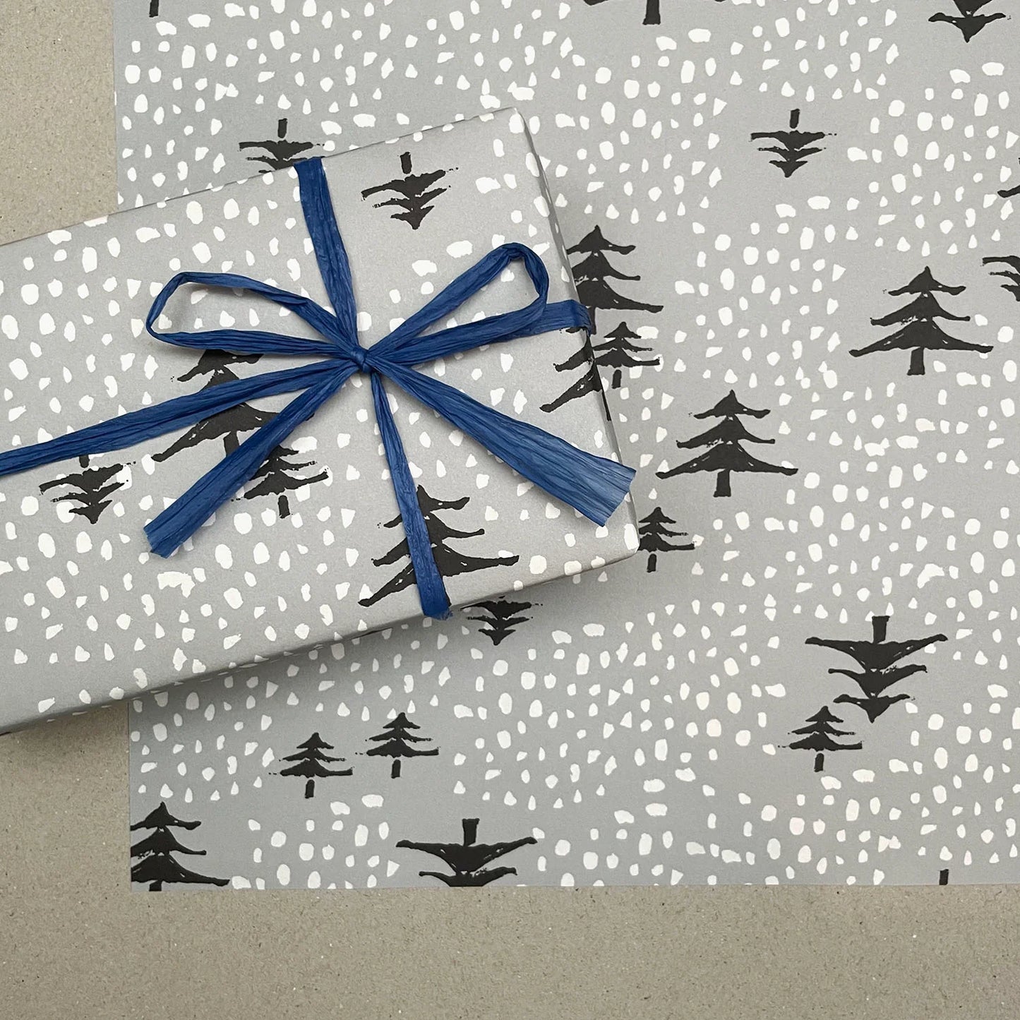 Snow and Tree Wrapping Paper · Regaro Papiro